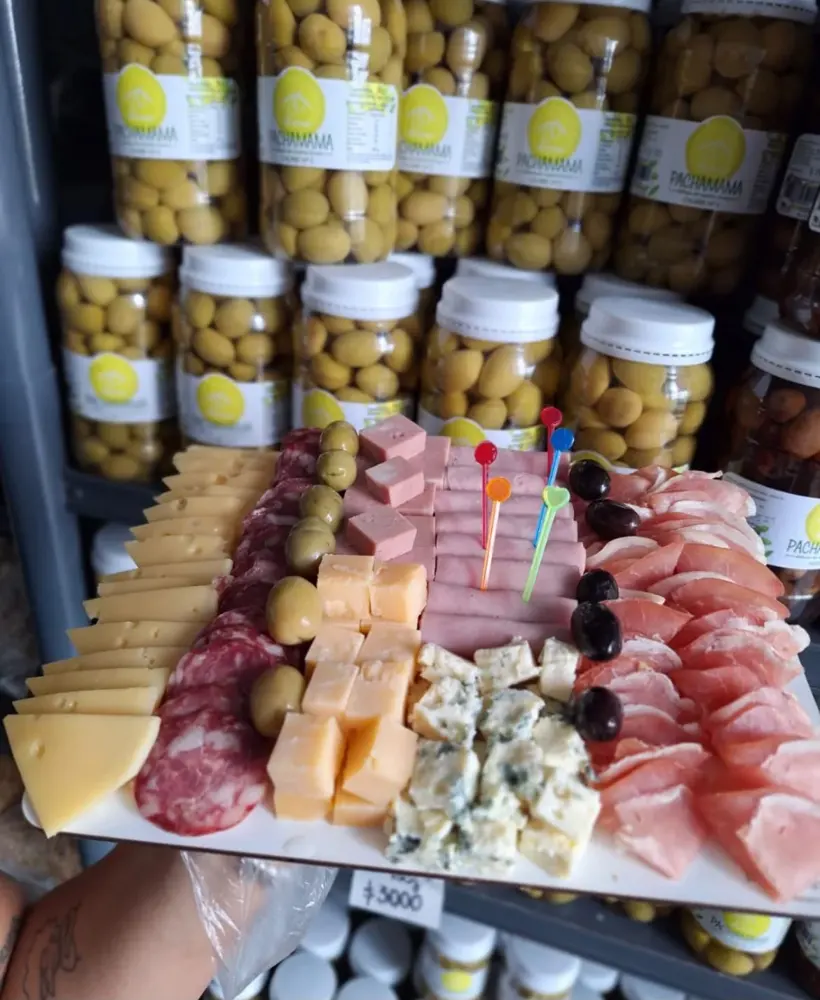 Picada lista para llevar con jamón crudo, salame, quesos y aceitunas Pachamama